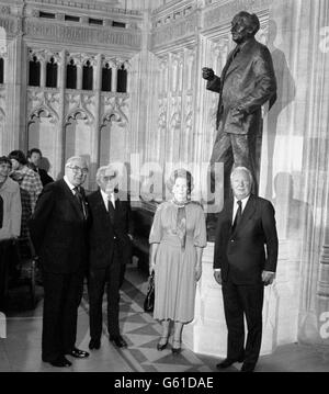 Margaret Thatcher con gli ex primi ministri James Callaghan, Sir Harold Wilson e Edward Heath. Foto Stock