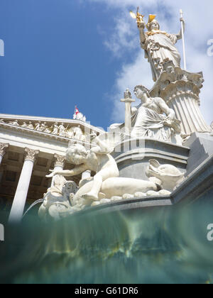 Pallas Athene fontana nella parte anteriore del parlamento , a livello diviso da assorbimento d'acqua della fontana, Wien, Vienna, Austria, Wien Foto Stock