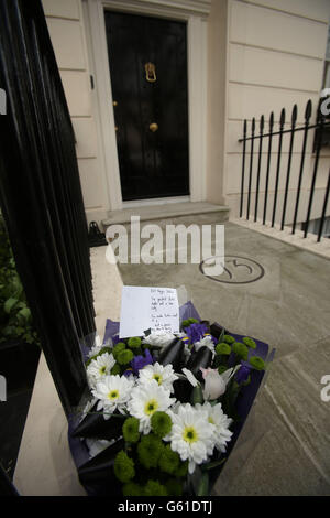 Fiori deposti fuori dalla casa di Lady Thatcher a Belgravia, Londra dopo la sua morte questa mattina dopo un colpo, il suo portavoce Lord Bell ha detto. Foto Stock