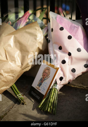 Fiori deposti fuori della casa di Lady Margaret Thatcher a Belgravia, Londra dopo la sua morte questa mattina dopo un colpo, il suo portavoce Lord Bell ha detto. Foto Stock