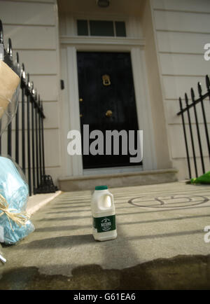 Una pinta di latte è posta accanto ai fiori fuori della casa di Lady Margaret Thatcher a Belgravia, Londra dopo la sua morte questa mattina dopo un colpo, il suo portavoce Lord Bell ha detto. Foto Stock