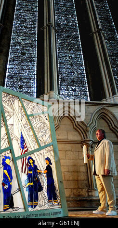 Una nuova finestra di vetro colorato si trova tra le inestimabili vetrate della cattedrale di York, con la famosa finestra delle cinque sorelle che fa da sfondo a questa finestra dedicata ai vigili del fuoco di New York nel primo anniversario della tragedia del World Trade Center. * Paul Calvert (a destra) ha svelato la finestra che è stata ispirata da una fotografia di pompieri che innalzano le stelle e le strisce su Ground Zero prima di un servizio speciale di Remembrance e Reflection a York Minster. Vedere la storia di PA WAR Lead. PA Foto John Giles Foto Stock