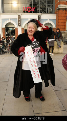 Una donna celebra la morte della baronessa Thatcher a Brixton, nel sud di Londra. Foto Stock