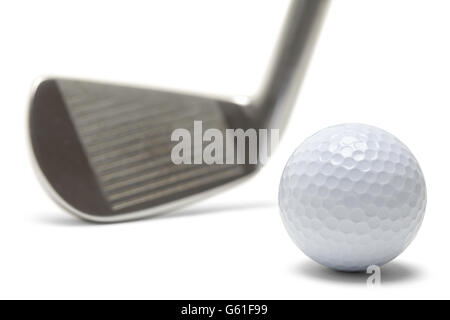 Golf Club di mettere la pallina da golf isolati su sfondo bianco. Foto Stock