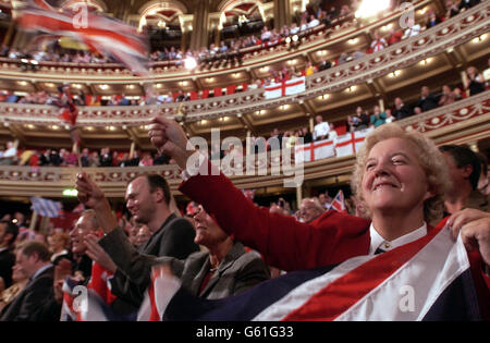 Marlene Burt di Bexley in Kent fa la sua bandiera mentre la BBC Orchestra suona 'Rule Britannia' come finale all'ultima notte dei Proms, nella Royal Albert Hall, Londra. 13/09/2003: La stagione annuale di musica classica della BBC raggiunge stasera il suo tradizionale culmine da rousing, sabato 13 settembre 2003, mentre i festeggiatori celebrano l'ultima notte delle Prom. Per la prima volta, oltre alle celebrazioni per la tumefazione del petto nella Royal Albert Hall di Londra, si terranno eventi in Scozia, Galles e Irlanda del Nord. L'ultima Notte - che presenta gli antemi come Terra della speranza e Gloria e Gerusalemme - si conclude Foto Stock