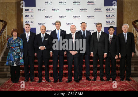 Ministri degli Esteri del G8 (L-R) Capo della politica estera dell'UE Catherine Ashton, Ministro degli Esteri canadese John Baird, Ministro degli Esteri francese Laurent Fabius, Segretario di Stato americano John Kerry, Segretario degli Esteri britannico William Hague, Ministro degli Esteri russo Sergey Lavrov, Ministro degli Esteri tedesco Guido Westerwelle, Il Ministro degli Esteri giapponese Fumio Kishida e il primo Ministro italiano Mario Monti si incontrano a Lancaster House a Londra. Foto Stock