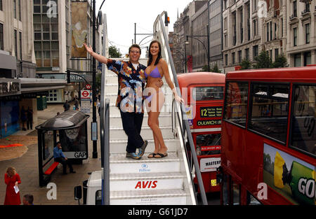 Il DJ FM della capitale Neil Fox e il modello Lucy Clarkson durante una fotocellula fuori dalla House of Fraser a Oxford Street a Londra per lanciare "The Great Air Miles Giveaway". *...AIRMILES, la società di fidelizzazione più lunga e leader del Regno Unito, ha oggi annuito i dettagli della più grande promozione di volo mai vista nel Regno Unito, con 500,000 voli BA in partenza per oltre 80 destinazioni. Foto Stock