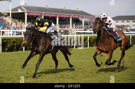 Jack Dexter (a sinistra), guidato da Graham Lee vince il William Hill - New iPad App Cammidge Trophy durante il William Hill Lincoln Day all'ippodromo di Doncaster. Foto Stock