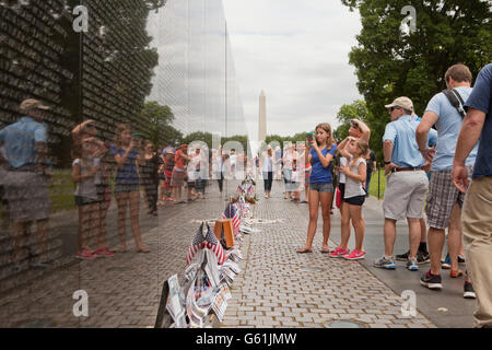 Washington DC, Stati Uniti d'America, 29 Maggio 2016: i visitatori al Vietnam War Memorial nazionale per il weekend del Memorial Day Foto Stock