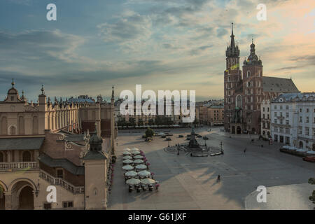 La mattina presto nella piazza principale (Rynek Glowny) Cracovia in Polonia Foto Stock