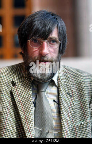 Robert Walker, 50 anni, della New Ivesley Farm, vicino a esh Winning, County Durham, arriva a Newcastle Crown Court. * Walker è accusato di aver molestato i nuovi proprietari di un allevamento ittico che era entrato sul mercato nel 1999, quando il suo proprietario è improvvisamente morto. La giuria ha sentito oggi come Walker, un addestratore di gundog, ha iniziato una brutta campagna per spaventare la famiglia via. Christopher Knox, perseguito, ha detto che una serie di volantini sono stati distribuiti intorno a Longtown e ancora più lontano per le persone nel settore della pesca commerciale. 19/9/02: Allevatore di pistoleri Robert Walker, 50 anni, dichiarato colpevole al Newcastle Crown Court of Foto Stock