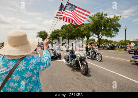 Washington DC, USA, Maggio 29th, 2016: Sostenitori sventolando bandiere durante il weekend del Memorial Day Rolling Thunder Ride Foto Stock