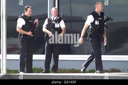 La polizia armata pattuglia il asfalto mentre il primo ministro britannico Tony Blair sale a bordo del suo aereo all'aeroporto di Heathrow per il suo volo verso gli Stati Uniti d'America per i colloqui con il presidente americano George W Bush. * 11/9/02: Il personale della polizia e della sicurezza in tutto il Regno Unito era in forte allerta per l'anniversario degli attacchi terroristici del settembre 11. Anche se una maggiore sicurezza è rimasta in vigore nei principali aeroporti sin dagli attacchi terroristici di New York, Washington e Pennsylvania lo scorso settembre, molte agenzie hanno ancora pianificato una presenza di polizia supplementare per rassicurare il pubblico. Foto Stock