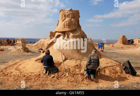 Gli scultori hanno messo gli ultimi tocchi alle sculture di sabbia a tema musicale prima dell'inizio del festival "Sing-a-Song of Sculpture" di Brighton. Foto Stock