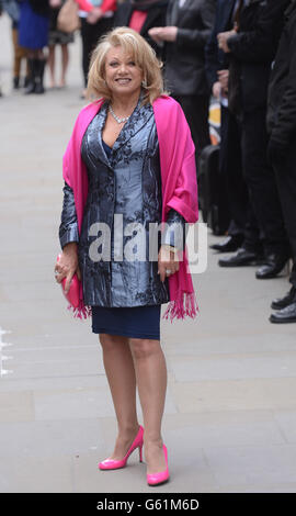 Elaine Paige arriva per il matrimonio dell'attrice di Coronation Street Helen Worth, che gioca a Gail Platt nella famosa soap opera televisiva, a Trevor Dawson alla St James Church di Londra. Foto Stock