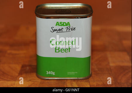 Vista generale di una scatola di ASDA Smart Price Corned Beef dopo che l'azienda ha rivelato che sta richiamando tutta la carne di manzo corned dalla sua gamma di bilancio dopo che tracce di farmaco veterinario fenilbutazone, noto come bute, sono state trovate in alcuni lotti. Foto Stock