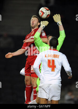 Calcio - npower Football League 1 - Milton Keynes Dons / Swindon Town - stadio:mk. Andy Williams di Swindon Town si dirige a casa solo per essere escluso per un fallo sul portiere di Milton Keynes Dons Ian McLoughlin Foto Stock