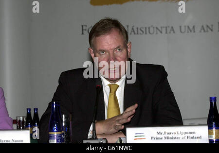 Il primo ministro finlandese Paavo Lipponen dopo pranzo con il primo ministro irlandese Bertie Ahern al Castello di Dublino, Dublino, Repubblica d'Irlanda, si è rivolto al Forum nazionale sull'Europa. Foto Stock