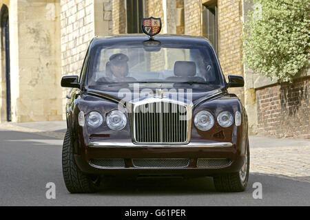 La nuova limousine statale di Bentley che verrà presentata a sua Maestà. Bentley è un regalo Golden Jubilee alla Regina da parte di un consorzio britannico di aziende di produzione e assistenza nel settore automobilistico. La nuova aggiunta è dipinta in livrea di claret sotto i binari della vita e nero sopra, e come altre vetture ufficiali della Regina, non ha targa Foto Stock