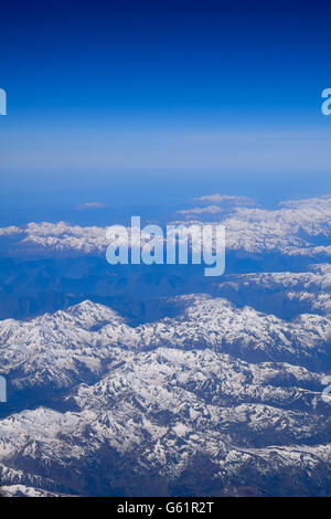 Le Alpi dalla finestra di aeroplano Foto Stock