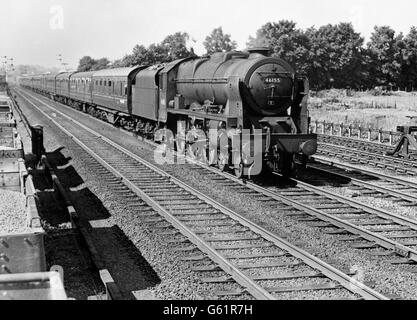 Il treno Liverpool-Euston a Watford che fu ricostruito come locomotiva di classe Royal Scot. Foto Stock