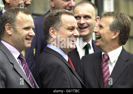 Mike Watson - Ministro scozzese dello sport (LTO R), primo ministro scozzese Jack McConnell e Harry sono stati (davanti a destra) di scherzo UEFA con gli altri membri del team di ispezione sui gradini della Bute House a Edimburgo. Foto Stock