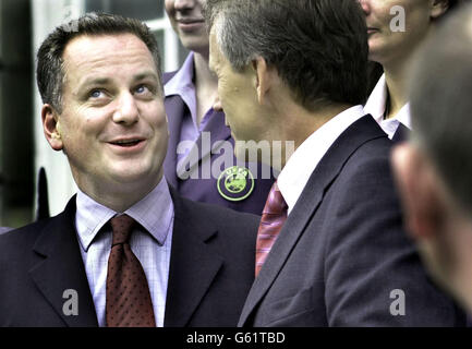 Il primo ministro scozzese Jack McConnell (a sinistra) e Harry sono stati (a destra) di scherzo UEFA con gli altri membri del team di ispezione sui gradini della Bute House a Edimburgo. Foto Stock