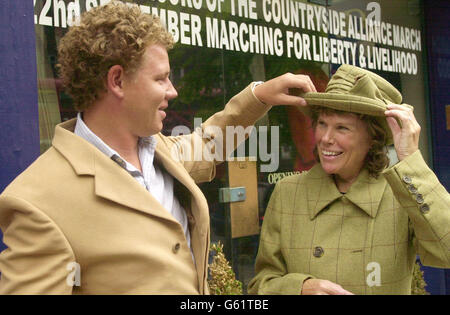 L'ex Ministro dello Sport Kate Hoey prova su un cappello aiutato da Kristian Robson, il proprietario del negozio di abbigliamento di campagna Oliver Brown, fuori dal suo negozio vicino Sloane Square nel centro di Londra. * l'MP per Vauxhall, che è l'unico MP laburista ad opporsi ad un divieto di caccia, è stato in visita al negozio che sta fungendo da sponsor ufficiale per questa domenica campagna Alliance marzo a Londra. Foto Stock