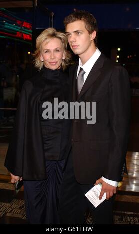 Trudie Styler e suo figlio arrivarono all'Empire Leicester Square, Londra, per la prima inglese di "Road to Perdition". Foto Stock