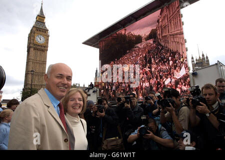 Il leader conservatore, Iain Duncan Smith e sua moglie Betsy alla marcia della libertà e del sostentamento, organizzata dalla Countryside Alliance, passa attraverso il centro di Londra per dimostrare la sua opposizione alla proposta di vietare la caccia alla volpe e la caccia con i suoi abbuoni. *si prevede che fino a 300,000 persone scenderanno a Londra per partecipare alla marcia che si sta dirigendo verso Whitehall. Foto Stock