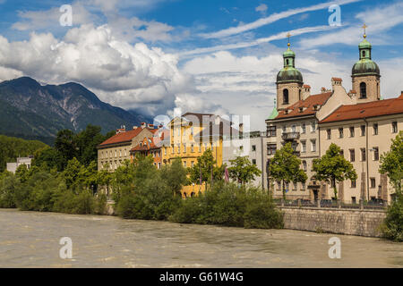 L'esterno della Cattedrale di Innsbruck durante il giorno attraverso il fiume Inn. Foto Stock