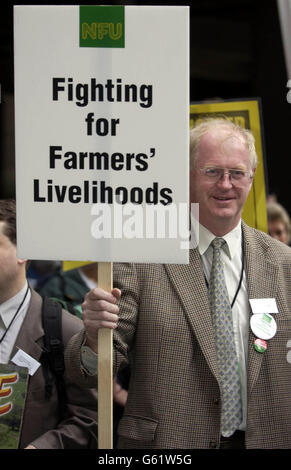 Ben Gill, il presidente della National Farmers Union si unisce ai manifestanti alla marcia della libertà e del sostentamento nel centro di Londra. *la marcia, che è la più grande protesta di massa a Londra per quasi 150 anni, ha visto oltre 300,000 persone a prendere parte per esprimere le preoccupazioni delle comunità rurali britanniche per la mancanza percepita di interesse del governo per le questioni rurali della campagna. Foto Stock