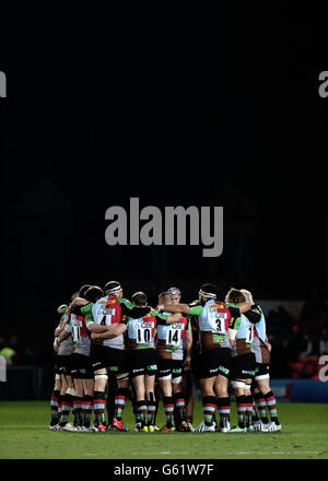 Rugby Union - Aviva Premiership - Gloucester Rugby / Harlequins - Kingsholm Stadium. Harlequins si accovella prima della partita di Aviva Premiership al Kingsholm Stadium di Gloucester. Foto Stock