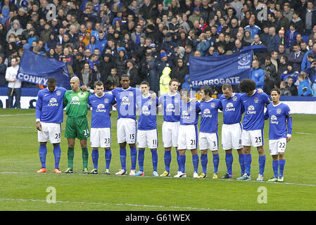 Calcio - Barclays Premier League - Everton / Queens Park Rangers - Goodison Park. I giocatori e i fan di Everton osservano un minuto di silenzio in memoria del disastro di Hillsborough prima del calcio d'inizio Foto Stock