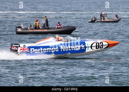 La rete Pertemps Team durante la cerimonia inaugurale Scottish Grand Prix del mare, tenutasi a Greenock sul Firth of Clyde. Foto Stock