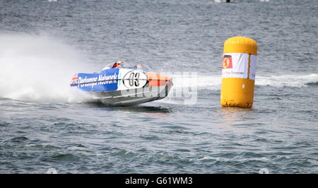 La rete Pertemps Team durante la cerimonia inaugurale Scottish Grand Prix del mare, tenutasi a Greenock sul Firth of Clyde. Foto Stock