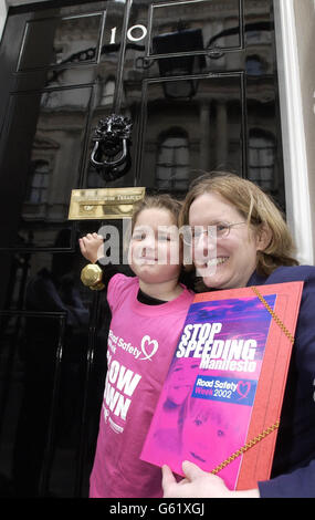 Sophie Graham, 10 anni, di Newcastle bussa alla porta del primo Ministro, 10 Downing Street, Londra, con Mary Williams del GRUPPO di sicurezza stradale BRAKE. * Sophie, vittima di un incidente a Gateshead, che le ha causato una doppia frattura cranica e ha bisogno di un innesto cutaneo, fa parte della campagna della settimana della sicurezza stradale della carità. Il Gruppo ha consegnato il proprio manifesto a Downing Street chiedendo cambiamenti riguardanti le leggi relative all'accelerazione, citando 218 morti infantili derivanti da incidenti automobilistici nel 2001. Foto Stock