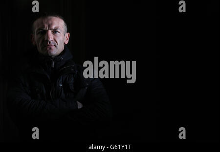 L'ex campione del mondo Scott Harrison pone al fotografo prima della sua lotta contro Liam Walsh per il campionato europeo di pesi leggeri WBO a Wembley il sabato. The Landmark Hotel, Londra. Foto Stock