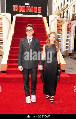 Robert Downey Jr e la moglie Susan Downey arrivano per la prima volta di Iron Man 3 presso l'Odeon Leicester Square, Londra. Foto Stock