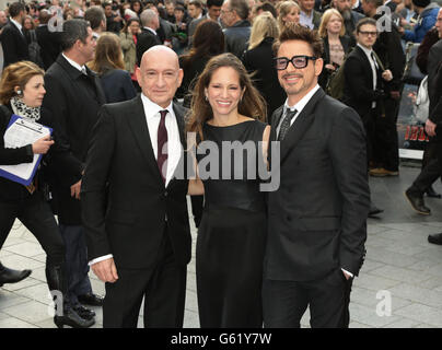 Sir ben Kingsley, Susan Downey e Robert Downey Jr arrivano per la prima volta di Iron Man 3 presso l'Odeon Leicester Square, Londra. Foto Stock