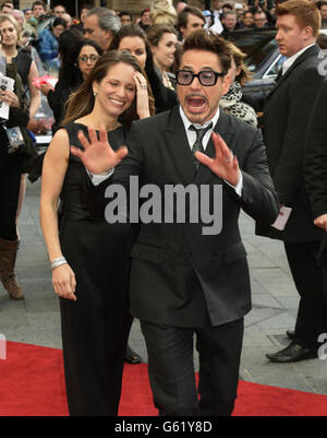 Robert Downey Jr e sua moglie Susan Downey arrivarono per la prima di Iron Man 3 all'Odeon Leicester Square, Londra. Foto Stock