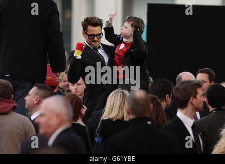 Iron Man 3 Premiere - Londra. Robert Downey Jr con un giovane ragazzo alla prima di Iron Man 3 alla Odeon Leicester Square, Londra. Foto Stock