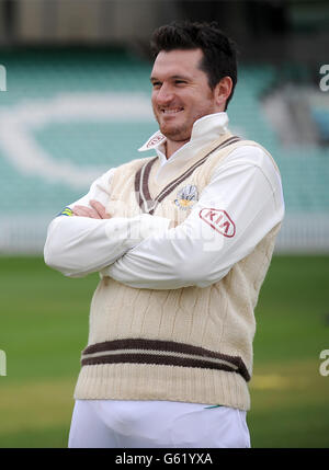 Cricket - LV= Campionato della contea - Divisione uno - giorno uno - Surrey v Somerset - Kia Oval. Il capitano Graeme Smith di Surrey in un'atmosfera rilassata prima della partita contro Somerset. Foto Stock