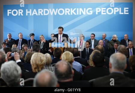 Il primo ministro britannico David Cameron si rivolge ai sostenitori del Partito conservatore all'Amberside Sports Club di Nuneaton. Cameron stava lanciando la campagna elettorale locale del Partito conservatore. Foto Stock