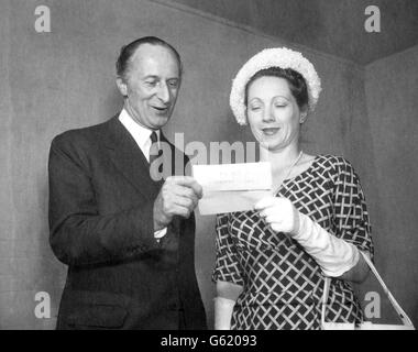 1,000 vincita nel secondo dei premi Bond del governo sortita al Lytham St Anne's in Lancashire. Foto Stock