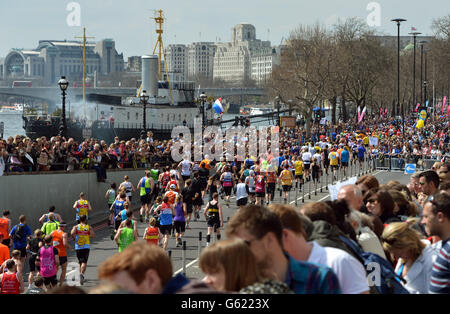 Atletica leggera - 2013 Maratona Virgin London - Londra. I concorrenti corrono lungo l'Embankment durante la Maratona Virgin London a Londra. Foto Stock