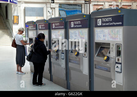 Distributori automatici di biglietti presso la stazione di Waterloo, London, England, Regno Unito, Europa Foto Stock