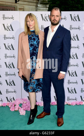 Jack Dyson e Jade Parfitt frequentando il V e una festa estiva, a John Madejski Garden del Victoria & Albert Museum di Londra. Foto Stock