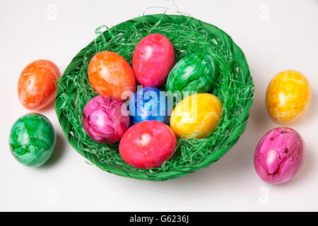 Colorate le uova di Pasqua in un nido Foto Stock