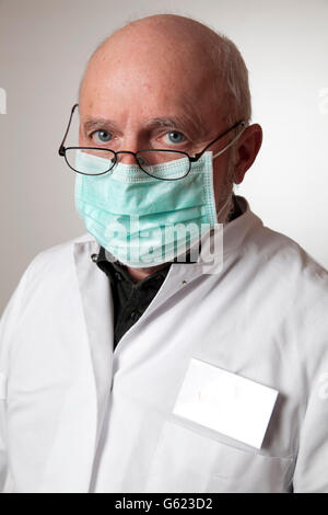 Medico, medico che indossa un mantello bianco e un medico di maschera facciale Foto Stock